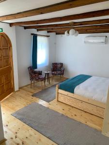 een slaapkamer met een bed en een tafel en stoelen bij Selanik Pansiyon in Selcuk