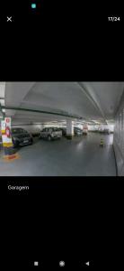 ein Parkhaus mit Pkws darin in der Unterkunft Apto a 25 metros areia PITANGUEIRAS Vista mar 4 quartos 3 banheiros 1 vaga carro Serviço de praia in Guarujá + 61 Fotos