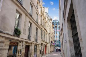un callejón en una ciudad con edificios en Appartement au coeur du Marais à Paris by Weekome en París
