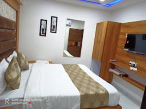 Tempat tidur dalam kamar di Hotel Royal Platinum, Ahmedabad
