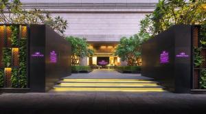 Crowne Plaza Bangkok Lumpini Park, an IHG Hotel في بانكوك: مجموعة من السلالم أمام المبنى