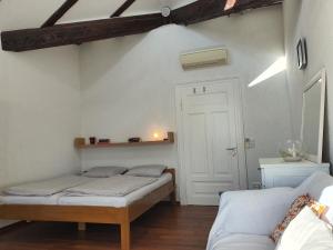 Un pat sau paturi într-o cameră la Central Opatija 3 bedroom apartment Mozart
