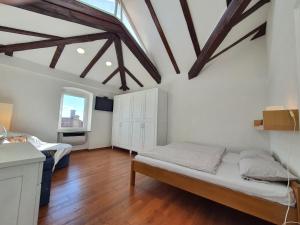 - une chambre avec 2 lits dans une chambre dotée de parquet dans l'établissement Central Opatija 3 bedroom apartment Mozart, à Opatija