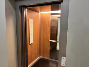 Cette chambre est dotée d'un ascenseur avec une porte en bois. dans l'établissement REVON Art-deco Apartment Laurinska, à Bratislava