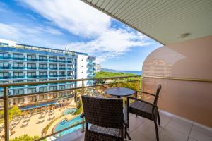 einen Balkon mit einem Tisch und Stühlen sowie Blick auf ein Hotel in der Unterkunft Hotel Blaumar in Blanes