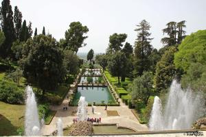 a view of a garden with fountains and a pond at Hotel Le Rose in Tivoli Terme