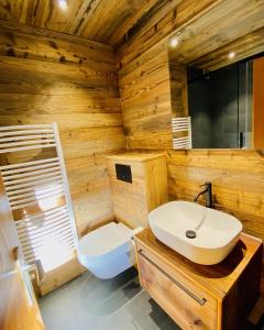 een houten badkamer met een wastafel en een toilet bij Fontanettaz V 007 - MOUNTAIN & VIEW apartment 8 pers in Veysonnaz