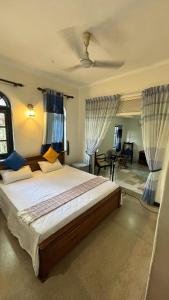 una camera da letto con un grande letto con tende blu di Airport Gateway Residence a Negombo