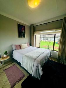 Un pat sau paturi într-o cameră la Rams Guest Suite-Toasty Bonfire&No Loadshedding