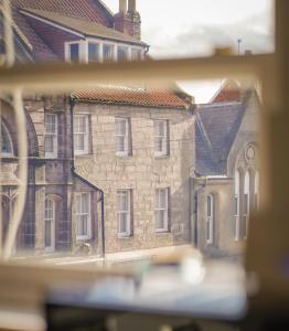 widok na ceglany budynek z okna w obiekcie Little Edge: Bright and Modern Central Apartment w mieście Berwick-upon-Tweed