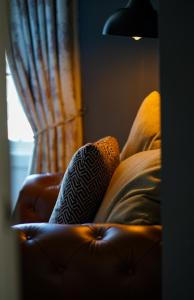 osoba siedząca na kanapie obok okna w obiekcie Little Edge: Bright and Modern Central Apartment w mieście Berwick-upon-Tweed