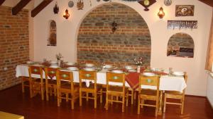Um restaurante ou outro lugar para comer em Pensiunea Dealu Morii