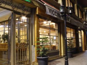 ベイルートにあるViccini Suitesの店前の柱の看板