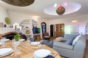 a living room with a table and a couch at Casa Lusitania 19 in Faro