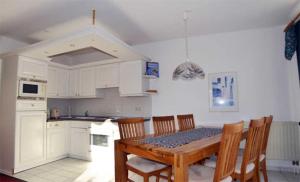 A kitchen or kitchenette at Fewo Sommergarten 4002