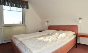 A bed or beds in a room at Fewo Sommergarten 4002