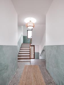 un couloir avec des escaliers et un grand éclairage dans l'établissement Haus Moorhoff, à Hanovre