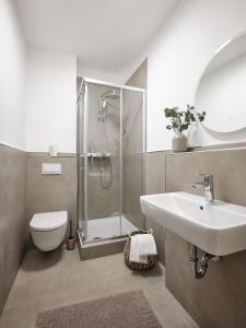 La salle de bains est pourvue d'une douche, de toilettes et d'un lavabo. dans l'établissement Haus Moorhoff, à Hanovre