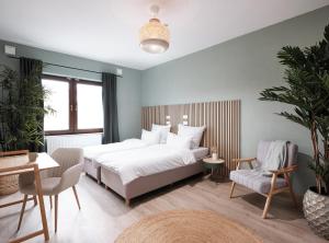 een slaapkamer met een groot wit bed en een stoel bij Haus Moorhoff in Hannover