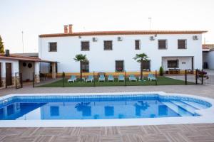 The swimming pool at or close to Casa Rural Los Llanos