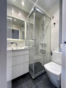 een badkamer met een douche, een toilet en een wastafel bij Panoramic view Gavà Mar in Gavà