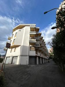 un edificio bianco con balconi sul lato di Escape Express by PortofinoVacanze a Rapallo