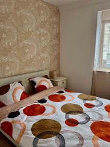 - une chambre avec 2 lits et une couverture colorée dans l'établissement Cazino Maritim Residence, à Constanţa