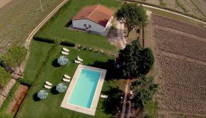 an aerial view of a house with a swimming pool at Appartamenti Tomassini in Spello