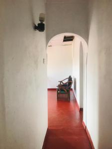 un pasillo vacío con una silla en una habitación en Kandy Mount View hotel en Peradeniya