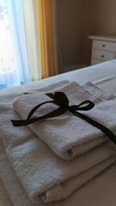 un nastro che poggia su asciugamani su un letto di Verdeliri a Isola del Liri