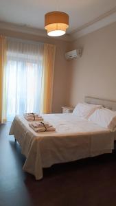 una camera da letto con un grande letto con asciugamani di Verdeliri a Isola del Liri