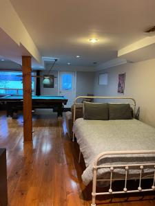 1 dormitorio con cama y mesa de billar en L'Oasis, en Ascot Corner