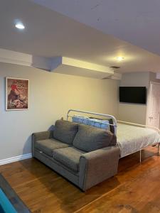 - un salon avec un canapé et un lit dans l'établissement L'Oasis, à Ascot Corner