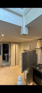 eine Küche mit einem Kochfeld im Zimmer in der Unterkunft Tranquil Haven: A Cozy Retreat for Four in London