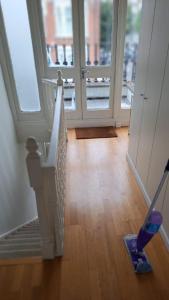 ein Staubsauger in einem Raum mit einer Treppe in der Unterkunft Tranquil Haven: A Cozy Retreat for Four in London