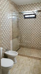 La salle de bains est pourvue d'une douche, de toilettes et d'un lavabo. dans l'établissement Apartment Ovidius - by the beach, à Constanţa