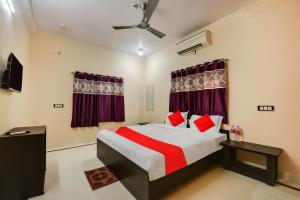 a bedroom with a large bed with red pillows at OYO Flagship Hotel Rudraksh Inn in Rānchī