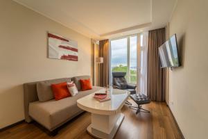TV a/nebo společenská místnost v ubytování Pakat Residences