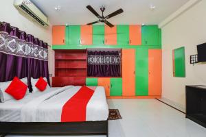 a bedroom with a bed with a colorful wall at Super OYO Flagship Hotel Rudraksh Inn in Rānchī