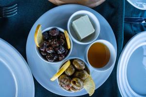 einen Teller mit Pilzen, Butter und Soße in der Unterkunft Sayina Hotel in Istanbul