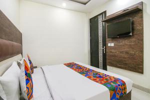 FabHotel La Vista tesisinde bir odada yatak veya yataklar