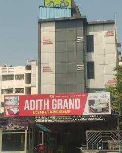 een bord voor anoth grand voor een gebouw bij Adith Grand in Tirupati