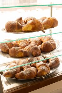 a display case filled with lots of loaves of bread at Hotel Bolivar in Marina di Camerota