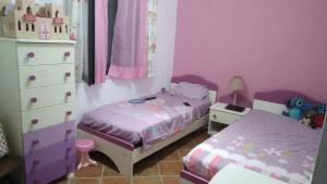 ein kleines Schlafzimmer mit 2 Betten und einer Kommode in der Unterkunft Villa Maruzza (Sicilia Bedda) in Carini