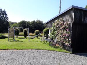 un parque con una mesa de picnic y un columpio en Ferienwohnungen Bußmann en Herscheid