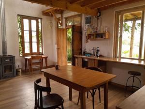 een keuken met een tafel en stoelen in een kamer bij CASA CIELO in Villa Berna