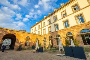 un gran edificio con sombrillas delante en The People - Strasbourg en Estrasburgo