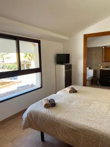 - une chambre avec un lit et une grande fenêtre dans l'établissement Hostal Espai Mediterrani, à La Pobla de Vallbona