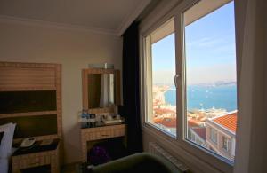Sed Bosphorus Hotel في إسطنبول: غرفة مع نافذة كبيرة مطلة على المحيط