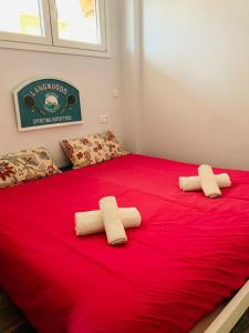 1 dormitorio con 1 cama roja y 2 almohadas en GLP SAN JUAN BEACH, en El Campello
